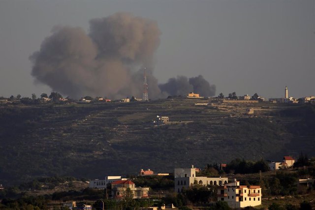 Humo causado por una explosión en Líbano tras un ataque israelí contra posiciones de Hezbolá