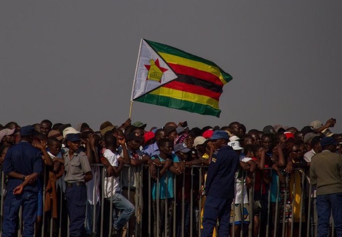 Archivo - September 11, 2019, Harare, Zimbabwe: A Zimbabwean flag is seen waving before the arrival of Zimbabwe ex-president Robert Mugabe’s body at Harare International Airport. The body of Zimbabwe's ex-president, Robert Mugabe, arrived back in the coun