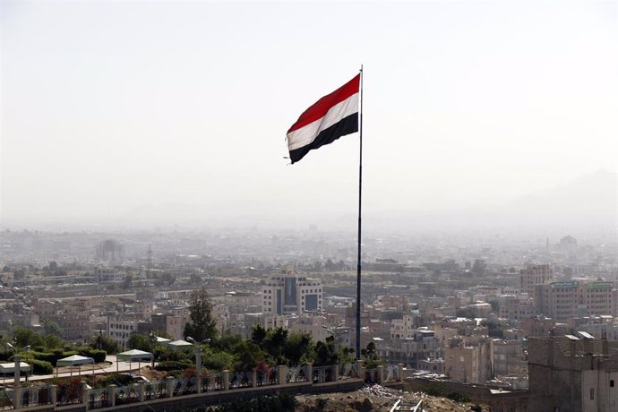 Archivo - Una bandera yemení en Saná, la capital de Yemen
