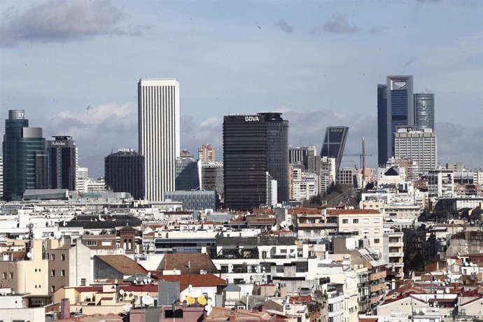Archivo - Vista de la zona de rascacielos de Madrid. 