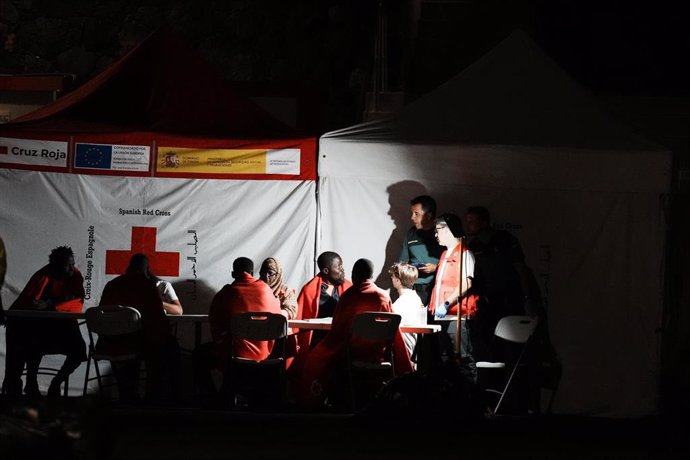 Archivo - Miembros de Cruz Roja Española junto a varios migrantes a su llegada a la isla de El Hierro, a 2 de noviembre de 2023, en El Hierro, Canarias (España). Salvamento Marítimo ha rescatado en la noche de hoy una patera con 49 migrantes a bordo en 