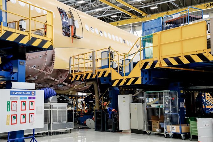 Archivo - Vista de la estructura de un avión en el campus de Airbus en Getafe, Campus Futura, a 23 de noviembre de 2022, en Getafe, Madrid (España).