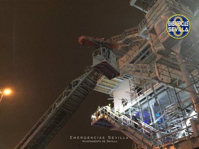 Bomberos rescatan a un trabajador de una estructura metálica a 20 metros de altura.