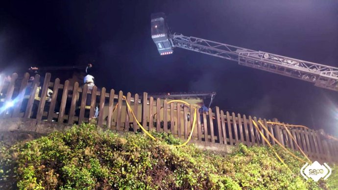 Intervención de bomberos en un incendio declarado en una vivienda de Tarano, en Cangas de Onís