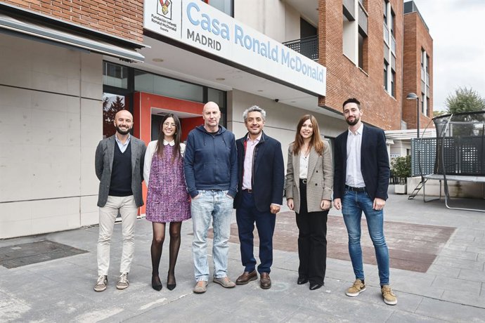Parte del equipo de SIDN Digital Thinking visita la Fundación.