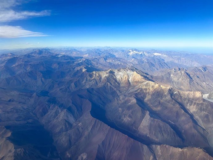 Archivo - Tramo de la cordillera de los Andes entre Santiago, en Chile, y Mendoza, en Argentina (archivo)