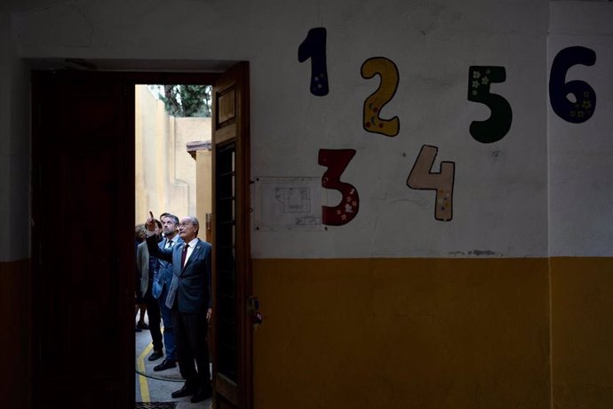 El alcalde de Málaga, Francisco de la Torre, visita la antigua escuela infantil María Auxiliadora de El Palo, que albergará una biblioteca y un espacio cultural