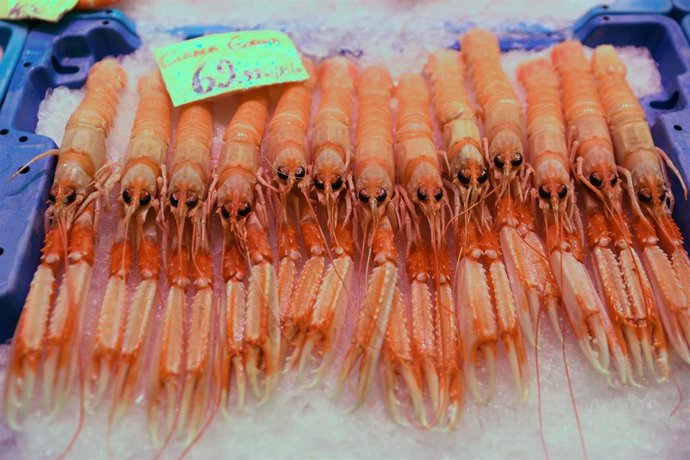 Archivo - Cigalas en un puesto en el Mercado de San Isidro 