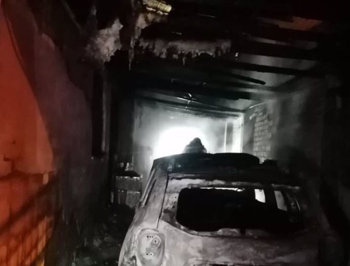 Garaje calcinado en el incendio ocurrido en Pedrajas de San Esteban.
