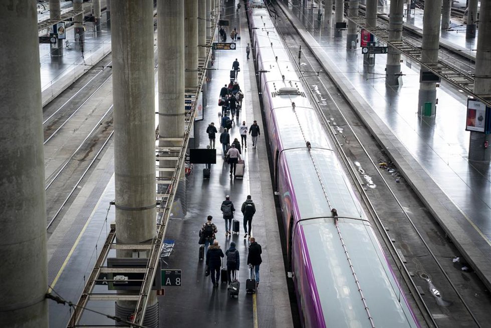 Archivo - Varias personas en una de las vías de la estación Puerta de Atocha-Almudena Grandes con motivo del inicio del Puente de la Constitución, a 2 de diciembre de 2022, en Madrid (España). 
