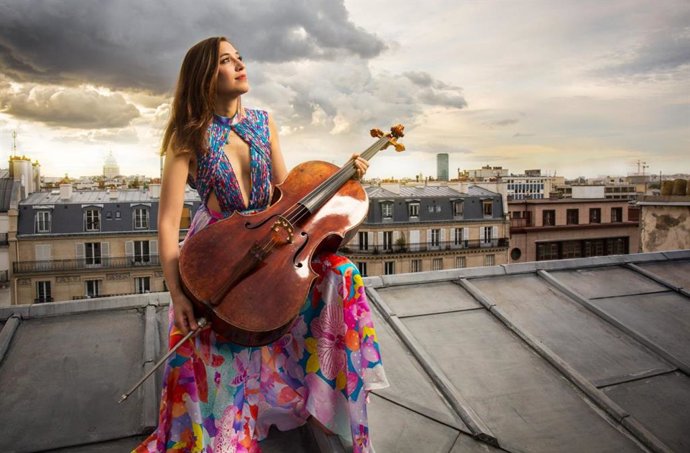Camille Thomas, la chelista viral de las azoteas de París.