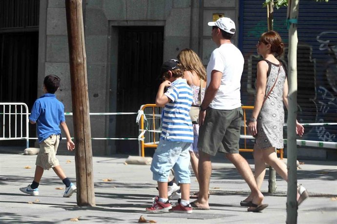 Archivo - Familia numerosa paseando por la calle.