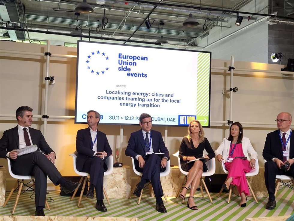El consejero de Industria, Energía y Minas de la Junta de Andalucía, Jorge Paradela, en un acto organizado por el Comité Europeo de las Regiones en el marco de la COP28 que se celebra en Dubái.