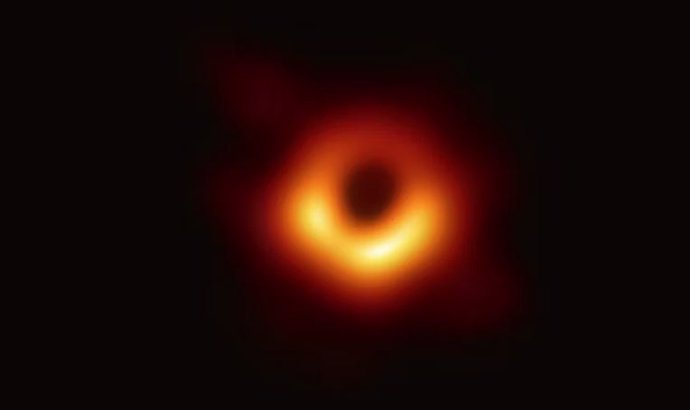 El agujero negro M87, que se encuentra a unos 55 millones de años luz de distancia y se cree que es 6.500 millones de veces más masivo que nuestro Sol, estuvo entre las muestras utilizadas en el estudio de los investigadores.