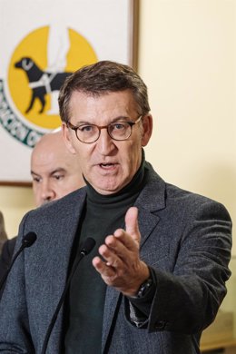 El presidente del Partido Popular, Alberto Núñez Feijóo, interviene durante su visita a las instalaciones de la Fundación ONCE del Perro Guía (FOPG), a 1 de diciembre de 2023, en Boadilla del Monte, Madrid (España). 