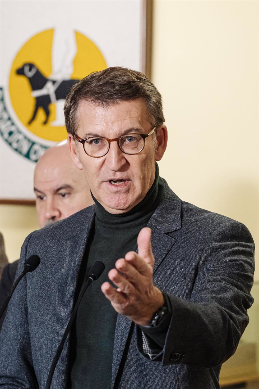 El presidente del Partido Popular, Alberto Núñez Feijóo, interviene durante su visita a las instalaciones de la Fundación ONCE del Perro Guía (FOPG), a 1 de diciembre de 2023, en Boadilla del Monte, Madrid (España). 