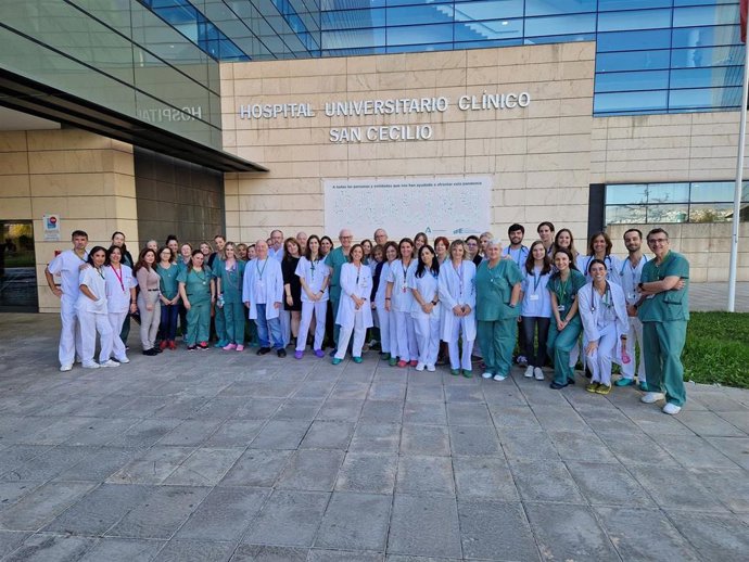 Profesionales junto al Hospital Clínico San Cecilio de Granada.