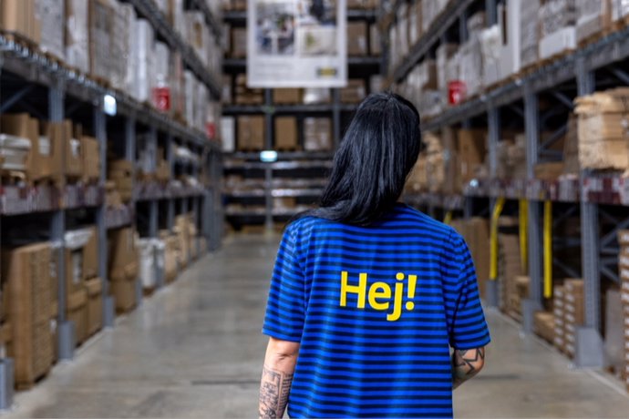 Trabajadora de Ikea en un almacén.