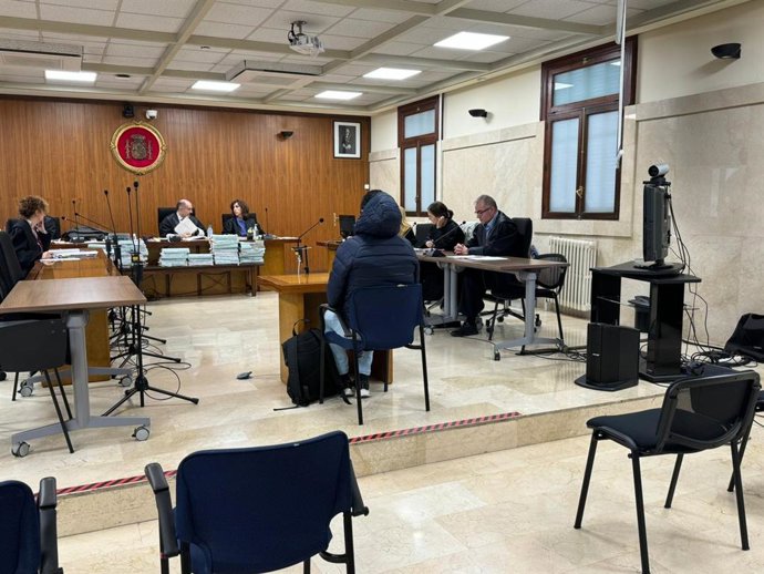 El acusado sentado al inicio del juicio.