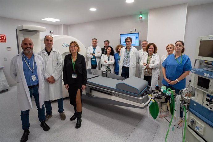 El Hospital Virgen de las Nieves de Granada realiza 300 radiocirugías con el 'Gammaknife'.