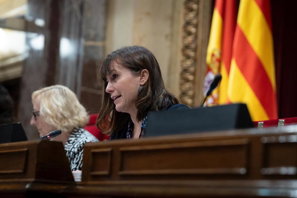 Archivo - La secretaria segunda de la Mesa del Parlament, Aurora Madaula lee la declaración de la Junta de Portavoces sobre Israel, durante una sesión plenaria en el Parlament de Catalunya, a 26 de octubre de 2023, en Barcelona, Catalunya (España). 