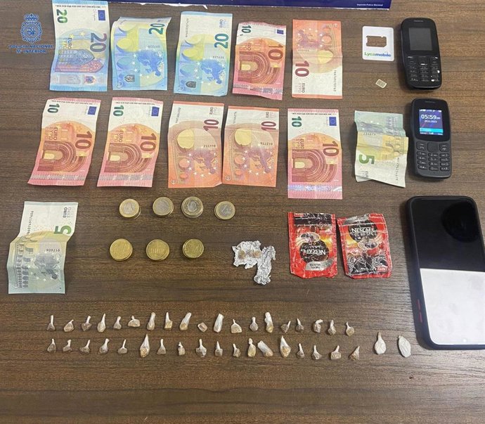 Dinero en metálico, drogas y móviles intervenidos en la actuación policial.