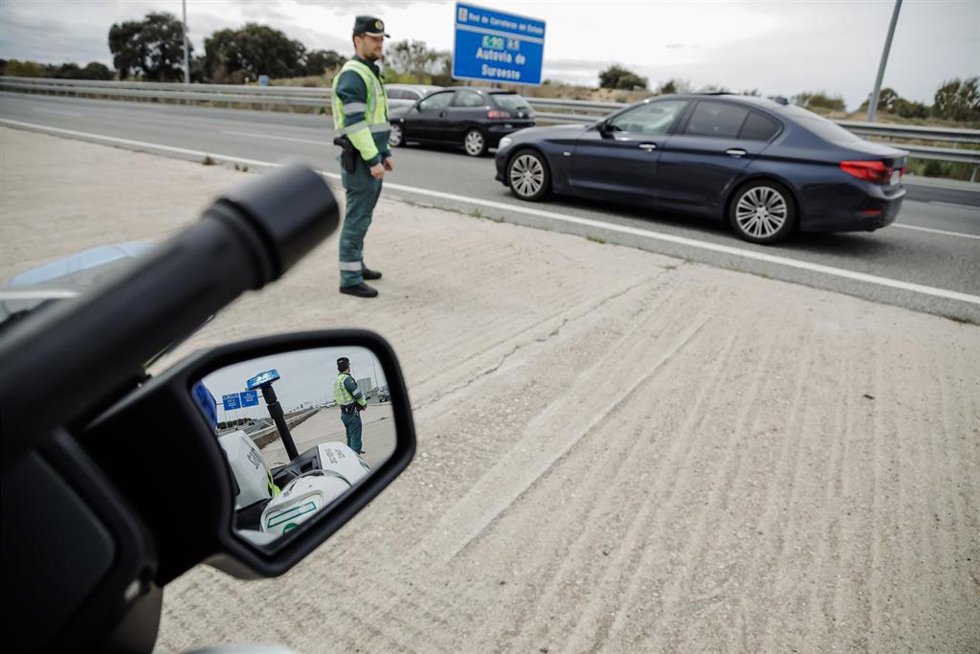 Archivo - Un agente de la Guardia Civil en un dispositivo de vigilancia de tráfico en la A-5