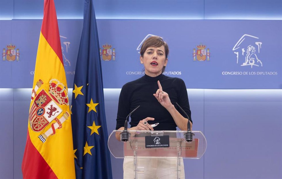 La portavoz de Sumar en el Congreso, Marta Lois, durante una rueda de prensa en el Congreso. 
