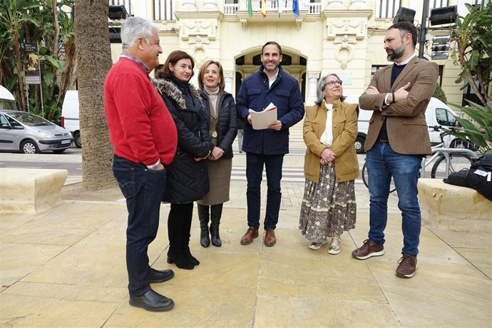 El portavoz municipal del PSOE, Daniel Pérez, junto con ediles socialistas