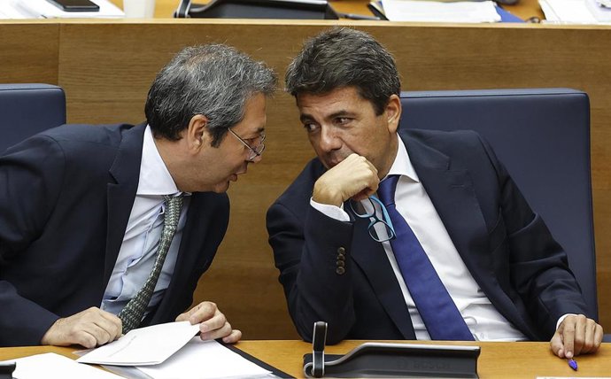 Archivo - El vicepresidente de la Generalitat y conseller de Cultura y Deporte, Vicente Barrera (i), y el presidente de la Generalitat, Carlos Mazón (d), durante una sesión de control