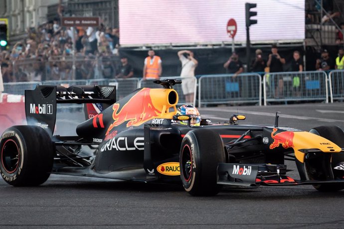Archivo - El piloto de F1 Checo Perez recorre con el monoplaza Red Bull RB7 (2011) el recorrido urbano entre la Puerta de Alcalá, el edificio Metrópolis, Cibeles y un tramo de Paseo Recoletos, a 15 de julio de 2023, en Madrid (España). Red Bull ha tra