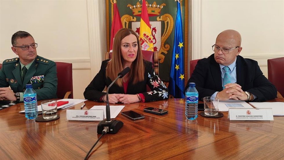 La delegada del Gobierno en CyL, Virginia Barcones, en el centro, durante la presentación en León del operativo de la DGT con  motivo del Puente de la Constitución/Inmaculada.
