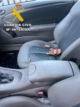 Interior de uno de los vehículos donde los jóvenes robaron diversos objetos.