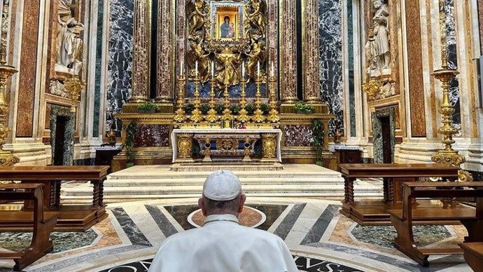 El Papa Francisco reza ante la imagen de la Virgen Salus Populi Romani.