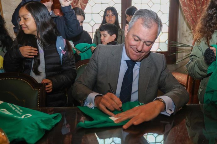 El alcalde de Sevilla, José Luis Sanz, en el acto del Día de la Bandera organizado en el Ayuntamiento.