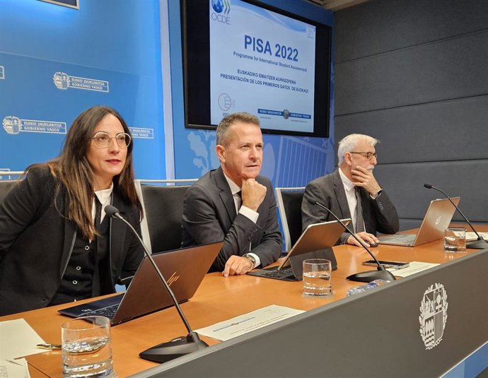 Los resultados de este informe han sido presentados este martes por el consejero de Educación, Jokin Bildarratz (en el centro de la imagen)