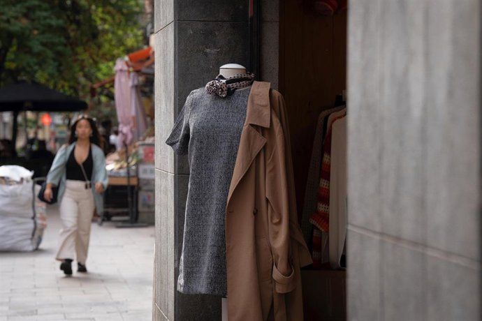 Archivo - Un maniquí vestido con un vestido y un abrigo, a 17 de octubre de 2023, en Barcelona, Catalunya (España). 