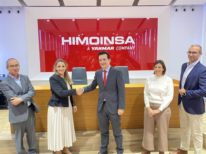 El consejero de Fomento e Infraestructuras, José Manuel Pancorbo, y la vicepresidenta de Himoinsa, Lidia Gracia,tras suscribir un convenio para ejecutar las obras de mejora del drenaje de la carretera RM-19, conocida como del Mar Menor