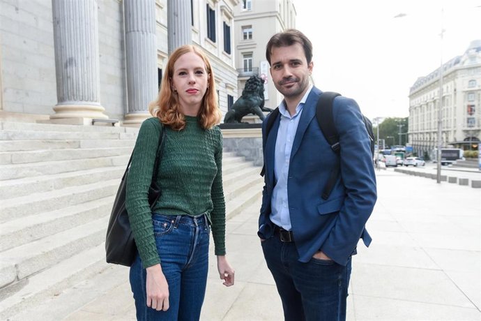Archivo - La secretaria Organización de Podemos, Lilith Verstrynge y el portavoz de Podemos Javier Sánchez Serna en el Edificio de Ampliación I del Congreso de los Diputados, a 17 de octubre de 2023, en Madrid (España). 