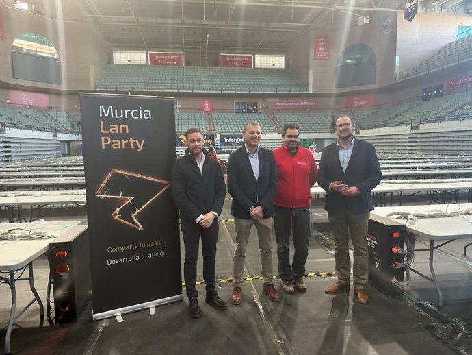 El teniente de alcalde de Desarrollo Urbano y Ciudad Inteligente, José Guillén; el concejal de Pedanías y Vertebración Territorial, Marco Antonio Fernández, y el edil de Deportes, Miguel Ángel Noguera, visitan el Palacio de los Deportes de Murcia