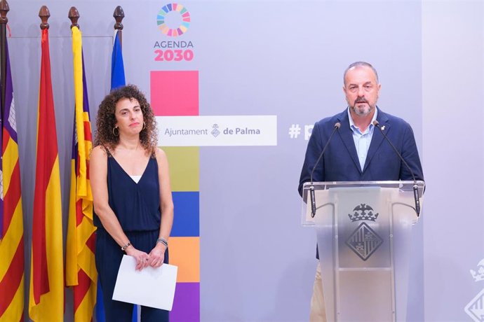 Archivo - El teniente de alcalde de Movilidad y Polígonos Industriales, Toni Deudero y la directora general de Movilidad, Lorena del Valle.