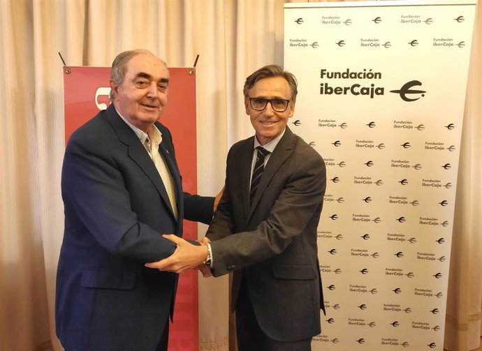 El director provincial de Ibercaja Banco, José María Coiduras, y el presidente de la Cámara, Manuel Rodríguez, firman un convenio