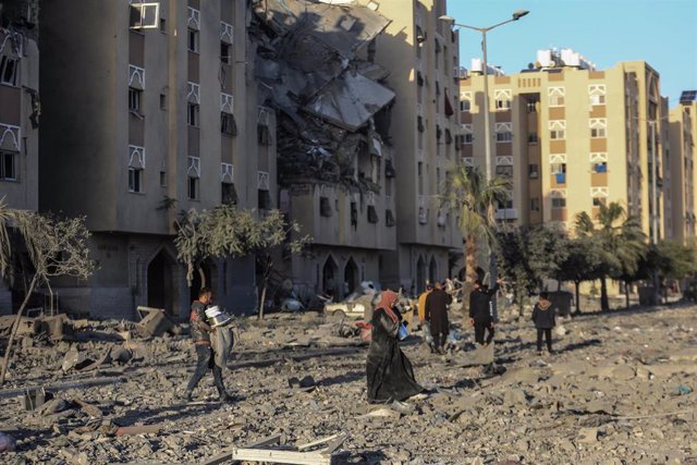 Civiles palestinos en una zona destruida de Jan Yunis