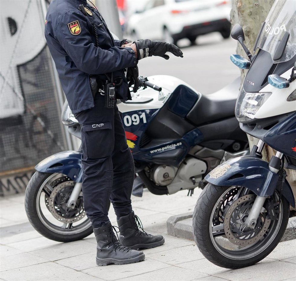 Archivo - Un policía nacional junto a dos motos.