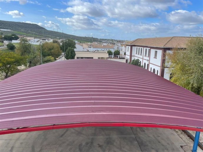 Nueva cubierta de la pista polideportiva del CEIP Poeta Molleja de Villa del Río.
