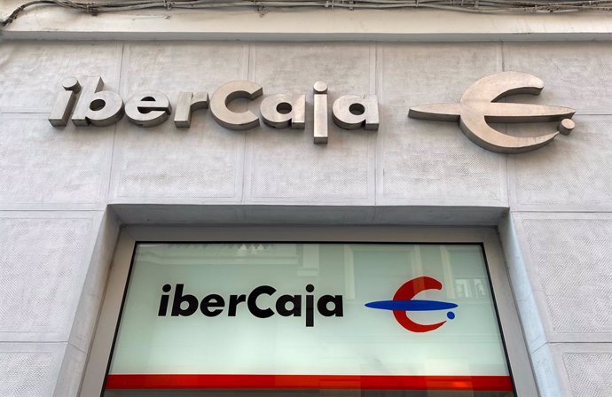 Archivo - Oficina de Ibercaja, a 18 de julio de 2022, en Madrid (España). Ibercaja es un banco español que actualmente cuenta con 2,6 millones de clientes en todo el país, 914 oficinas, 4.880 empleados y un volumen de actividad de 99.025 millones de euros