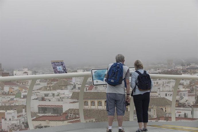 Archivo - Turistas observan la niebla desde las Setas, en una foto de archivo.