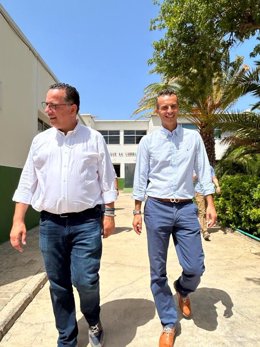 El consejero de Educación del Gobierno de Canarias, Poli Suárez, y el alcalde de La Aldea durante una visita este verano al CEIP La Ladera