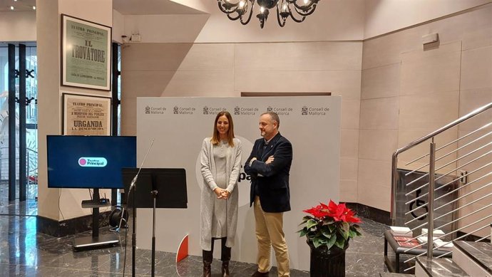 La vicepresidenta del Consell de Mallorca y consellera insular de Cultura y Patrimonio, Antnia Roca, y el teniente de alcalde de Movilidad y Polígonos Industriales de Palma, Antoni Deudero, en la presentación de la programación de Navidad del Principal.