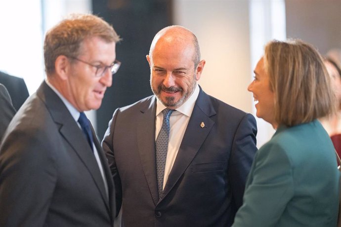 Archivo - (I-D) El presidente del PP, Alberto Núñez Feijóo; el presidente del Senado, Pedro Rollán y la portavoz del PP en el Congreso y secretaria general del partido, Cuca Gamarra, durante un desayuno Informativo de Europa Press, en el Rosewood Villa 